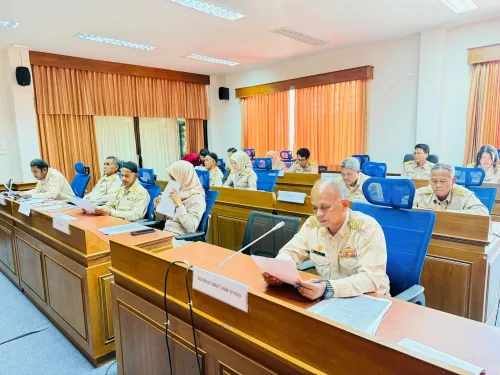 วันที่ 27 มีนายน 2568 เวลา 10.00 น. องค์การบริหารส่วนตำบลบางปอ จัดการประชุมสภาองค์การบริหารส่วนตำบลบางปอ สมัยวิสามัญ สมัยที่1 ครั้งที่1 ประจำปี 2568 โดยมีนายตอภา เปาะหะ ประธานสภาองค์การบริหารส่วนตำบลบางปอเป็นประธานการประชุมสภาฯ ณ ห้องประชุมสภาองค์การบริหารส่วนตำบลบางปอ