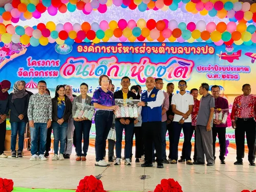 วันที่ 11 ม.ค. 68 เวลา 09:00 - 14:00 น. องค์การบริหารส่วนตำบลบางปอ จัดโครงการกิจกรรมวันเด็กแห่งชาติ ปี 2568 โดยมีนายรุสดี ปูรียา นายอำเภอเมืองนราธิวาส เป็นประธานอ่านสารวันเด็กแห่งชาติ ประจำปี 2568 นางสาวแพทองธาร ชินวัตร นายกรัฐมนตรี มอบคำขวัญวันเด็กประจำปี 2568 “ทุกโอกาส คือ การเรียนรู้ พร้อมปรับตัว สู่ อนาคตที่เลือกเอง” และนายมือแร เจ๊ะนิ นายก อบต.บางปอ เป็นผู้กล่าวรายงาน และร่วมมอบทุนการศึกษาให้แก่เด็กเรียนดี ประพฤติดี จำนวน 22 ทุน แก่นักเรียน สปฐ.ในตำบลบางปอ ซึ่งภายในงานมีกิจกรรมให้เด็กๆได้ร่วมสนุก ????การแสดงบนเวทีจากนักเรียนโรงเรียนในพื้นที่ตำบลบางปอ ????การร่วมกิจกรรม เล่นเกมส์ รับของรางวัลแต่ละซุ้มกิจกรรม ????การจับ แจก มอบของรางวัล ให้กับเด็กที่มาร่วมโครงการฯ เลี้ยงอาหารและเครื่องดื่มแก่ผู้ที่มาร่วมโครงการฯ ได้รับการสนับสนุนของรางวัลจากกำนัน ผญ.บ. /ผู้อำนวยการ รร./ข้าราชการ พนักงาน อบต./บริษัทห้างร้าน /หน่วยเฉพาะกิจตำรวจนราธิวาส 932 ฯลฯ ณ องค์การบริหารส่วนตำบลบางปอ ต.บางปอ อ.เมือง จ.นราธิวาส