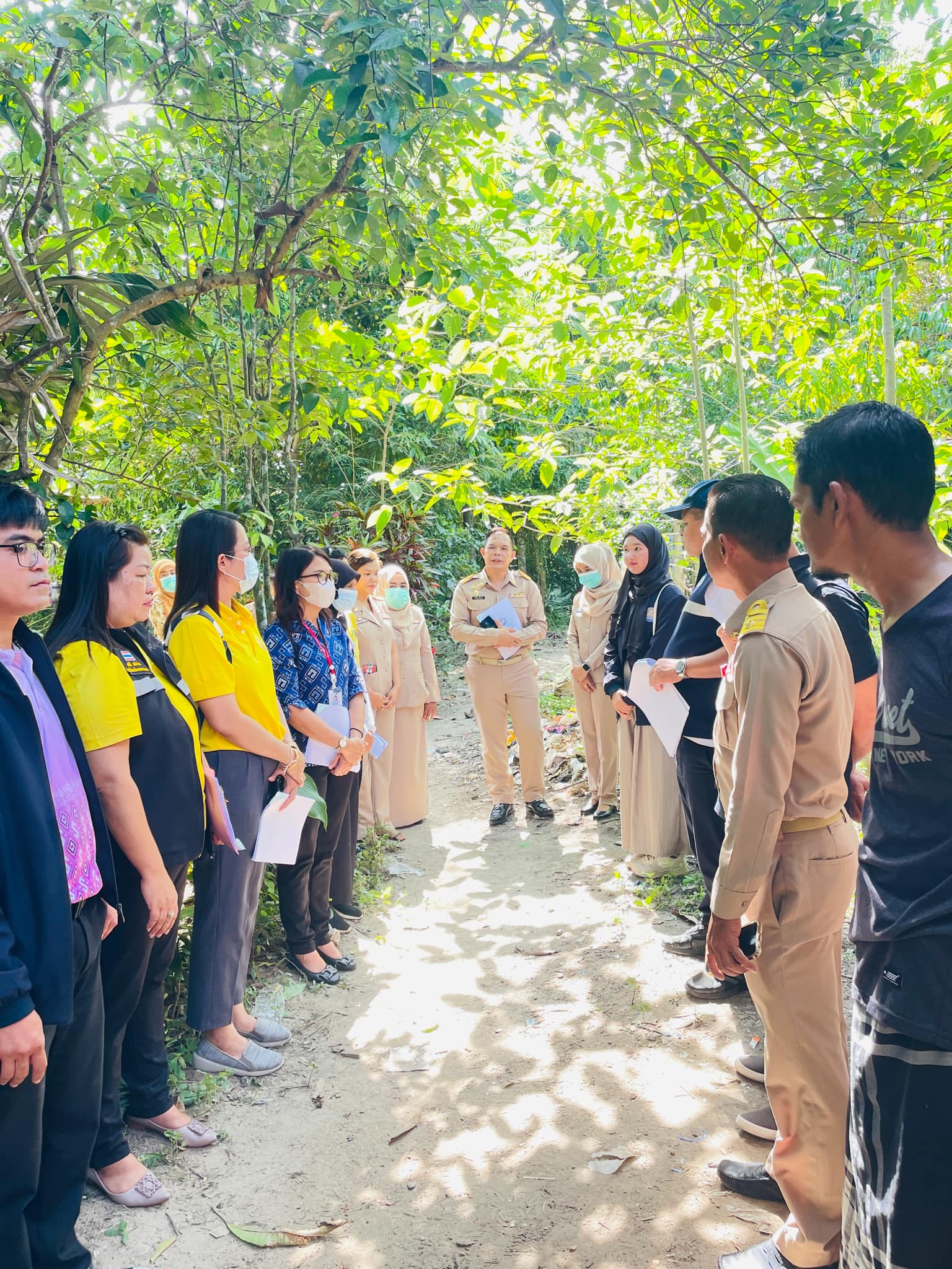 วันที่ 20 สิงหาคม 2567 เวลา09.30 น. กองทุนฟื้นฟูสมรรถภาพจังหวัดนราธิวาส ร่วมกับองค์การบริหารส่วนตำบลบางปอ ลงพื้นที่บ้านนางสารีปะ อาลี อายุ52 ปี บ้านเลขที่23/2 หมู่ที่6 ตำบลบางปอ อำเภอเมือง จังหวัดนราธิวาส ผู้พิการติดเตียง มีสายสวนปัสสาวะ มีความจำเป็นต้องใช้เตียง ซึ่งสภาพแวดล้อม และโครงสร้างของบ้านไม่สามารถใช้วางเตียงได้ เพื่อลดความเสี่ยงของอัตรายที่จะเกิดขึ้นและป้องกัีนความพิการซ้ำซ้อน ผู้พิการได้รับการฟื้นฟูสมรรถภาพ ได้รับการปรับสภาพแวดล้อมที่อยู่อาศัยที่มีความเหมาะสมสามารถดำรงชีวิตประจำวันได้โดยไม่เป็นภาระแก่ผู้อื่นหรือเป็นภาระน้อยที่สุด