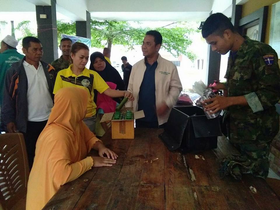 นากยกองค์การบริหารส่วนตำบลบางปอพร้อมด้วยปลัดองค์การบริหารส่วนตำบลบางปอ /พนักงาน อบต./สมาชิก อบต. ในพื้นที่ ลงพื้นที่แจกเครื่องอุปโภคบริโภคแก่ชาวบ้านในพื้นที่ ม.9 บ้านตะโล๊ะแน็งอามาน