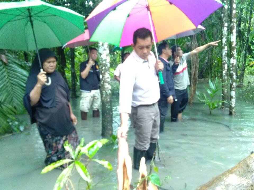นายอำเภอเมืองนราธิวาสร่วมด้วยนายกองค์การบริหารส่วนตำบลบางปอ ลงพื้นที่ติดตามสถานการณ์น้ำท่วมในพื้นที่ตำบลบางปอและสำรวจบ้านเรือนชาวบ้านที่ได้รับความเสียหายจากลมพัดแรง ทำให้ต้นไม้หักล้มทับบ้านเรือน