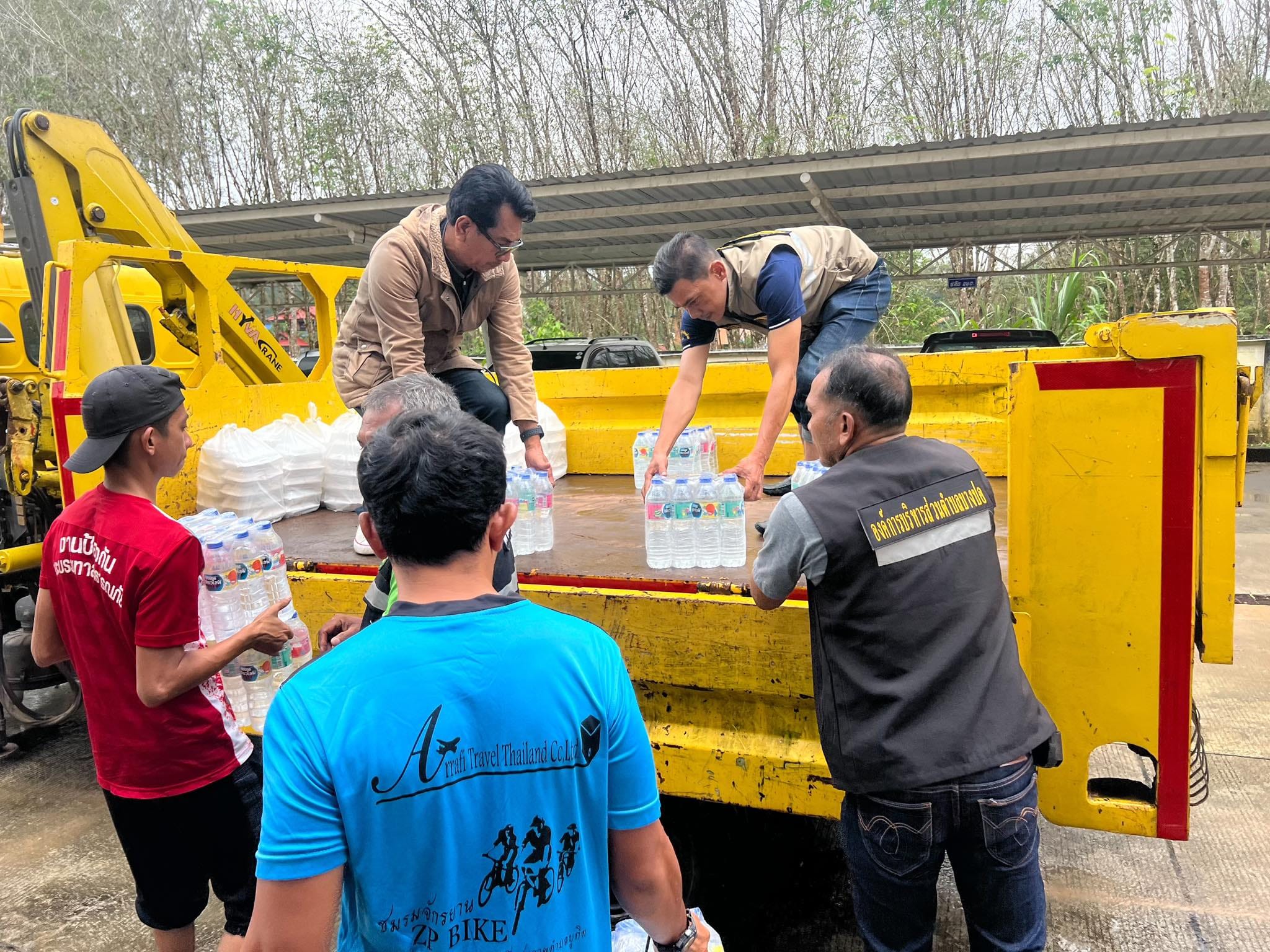 26 ธันวาคม 2566 ลงพื้นที่ช่วยเหลือผู้ประสบภัยพิบัติ
นายมือแร เจ๊ะนิ นายก อบต.บางปอพร้อมด้วยคณะผู้บริหาร อบต.บางปอ,สมาชิกสภา อบต.บางปอ,รองปลัด อบต.บางปอ,พนักงานส่วนตำบลบางปอ,พนักงานจ้าง อบต.บางปอ   ลงพื้นที่ช่วยเหลือผู้ประสบภัยพิบัติ เพื่อบรรเทาความเดือดร้อนให้กับครัวเรือนที่ได้รับผลกระทบจากอุทกภัย น้ำท่วมขังในช่วงฤดูฝน พร้อมแจกจ่ายข้าวกล่อง น้ำดืม เพื่อช่วยเหลือพี่น้องประชาชนในพื้นที่ตำบลบางปอเบื้องต้น