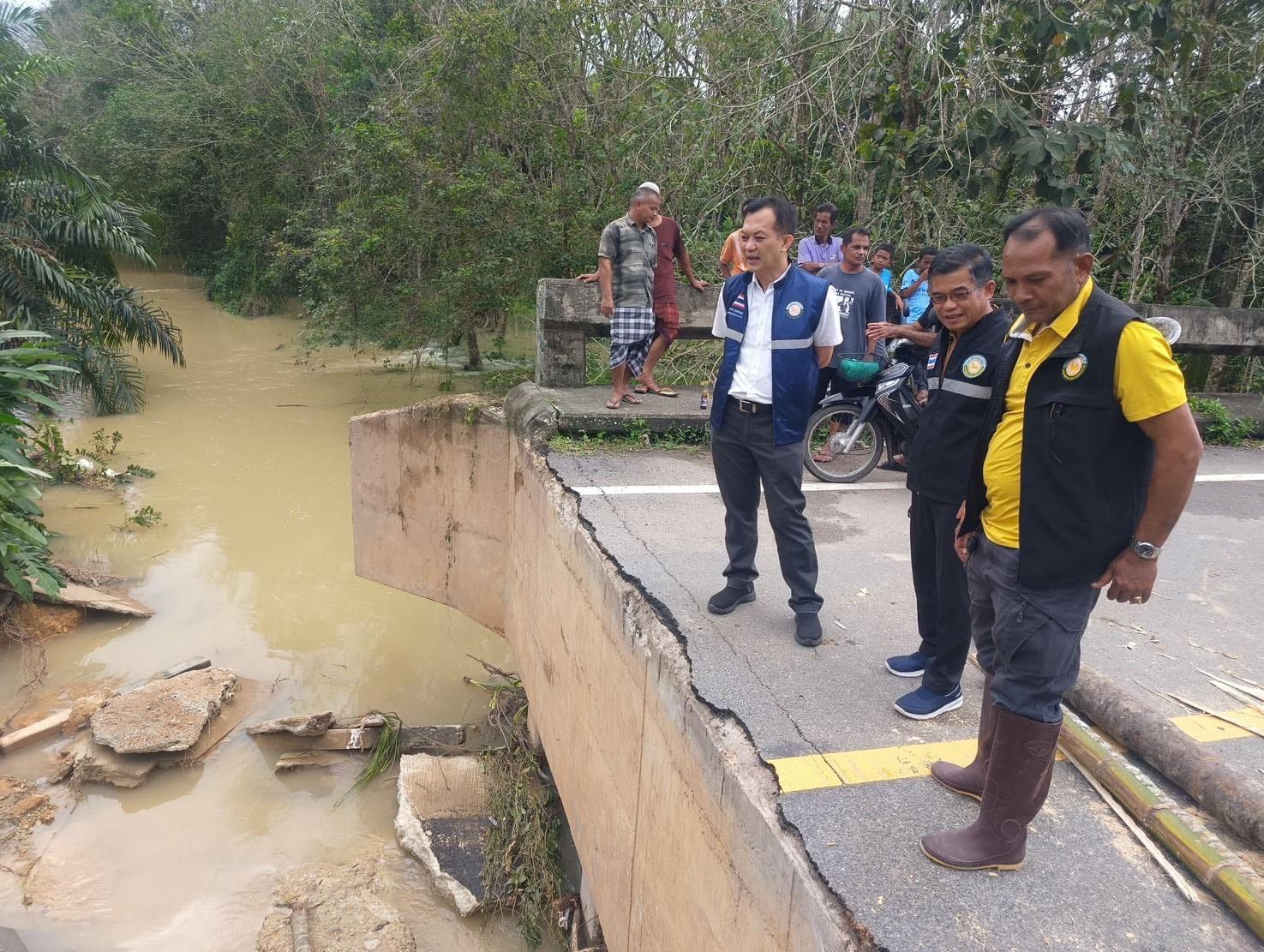27 ธันวาคม 2566 ลงพื้นที่ตรวจสอบความเสียหายสะพานชำรุด เนื่องจากโดนน้ำกัดเซาะจากสถานการณ์น้ำท่วมที่ผ่านมา