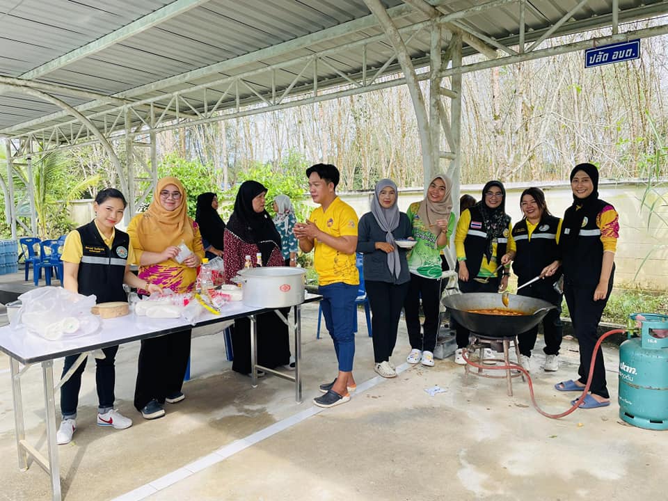 27 ธันวาคม 2566 ร่วมด้วยช่วยกันลงครัวเคลื่อนที่สภากาชาดไทย ทำอาหารกล่อง เพื่อแจกจ่ายให้กับประชาชนที่ประสบภัยพิบัติน้ำท่วม