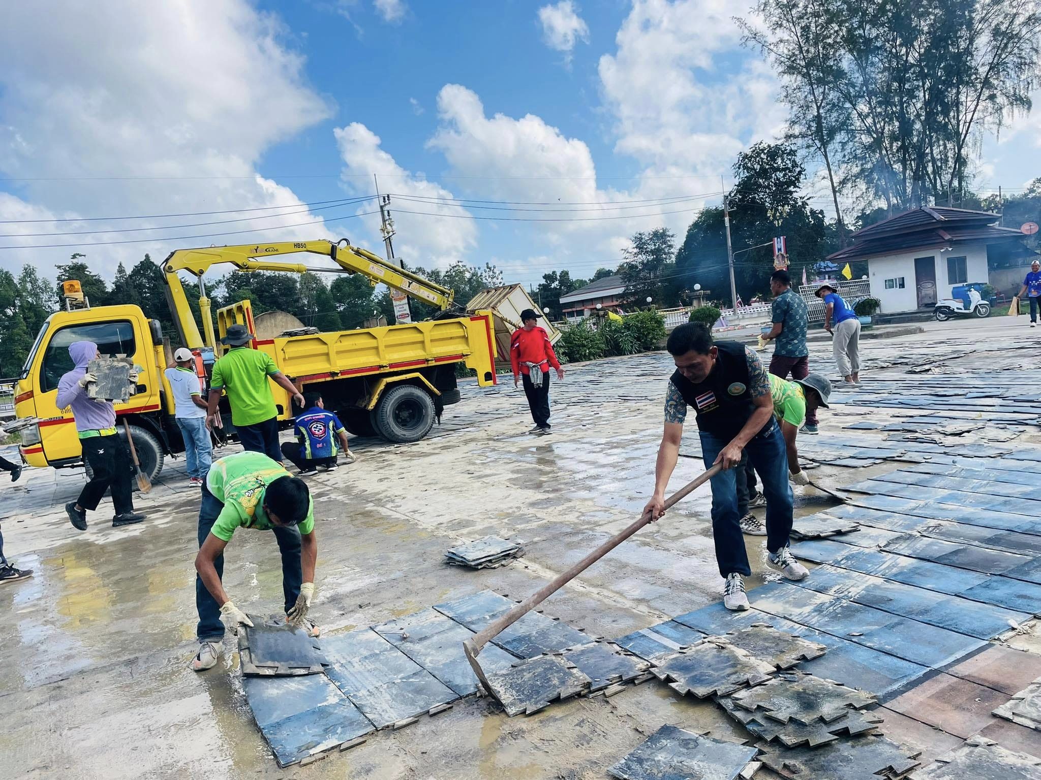 3 มกราคม 2567 เวลา09.30น. องค์การบริหารส่วนตำบลบางปอ ได้จัดกิจกรรม Big Cleaning Day ภายในองค์กร
เพื่อสร้างความสามัคคี และเพื่อปรับปรุงทัศนียภาพ บริเวณรอบๆองค์การบริหารส่วนตำบลบางปอ นำโดยนายมือแร เจ๊ะนิ นายก อบต.บางปอ พร้อมด้วยคณะผู้บริหาร อบต.บางปอ,รองปลัด อบต.บางปอ,พนักงานส่วนตำบล,พนักงานจ้าง และพนักงานจ้างเหมา อบต.บางปอ