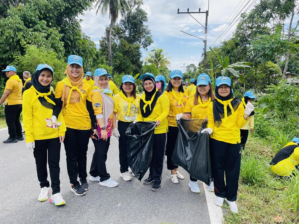องค์การบริหารส่วนตำบลบางปอ ร่วมกับอำเภอเมืองนราธิวาส จัดกิจกรรมจัดการสิ่งแวดล้อม กำจัดแหล่งเพาะพันธุ์ยุ่งลาย(Big Cleaning Day) วันที่ 14 กรกฎาคม 2566 เวลา 14.00น. นำโดยนางอำไพวรรณ เสาร์ศรีอ่อน รองปลัด อบต.บางปอ พร้อมด้วยหัวหน้า สป,ผอ.คลัง,พนักงานส่วนต