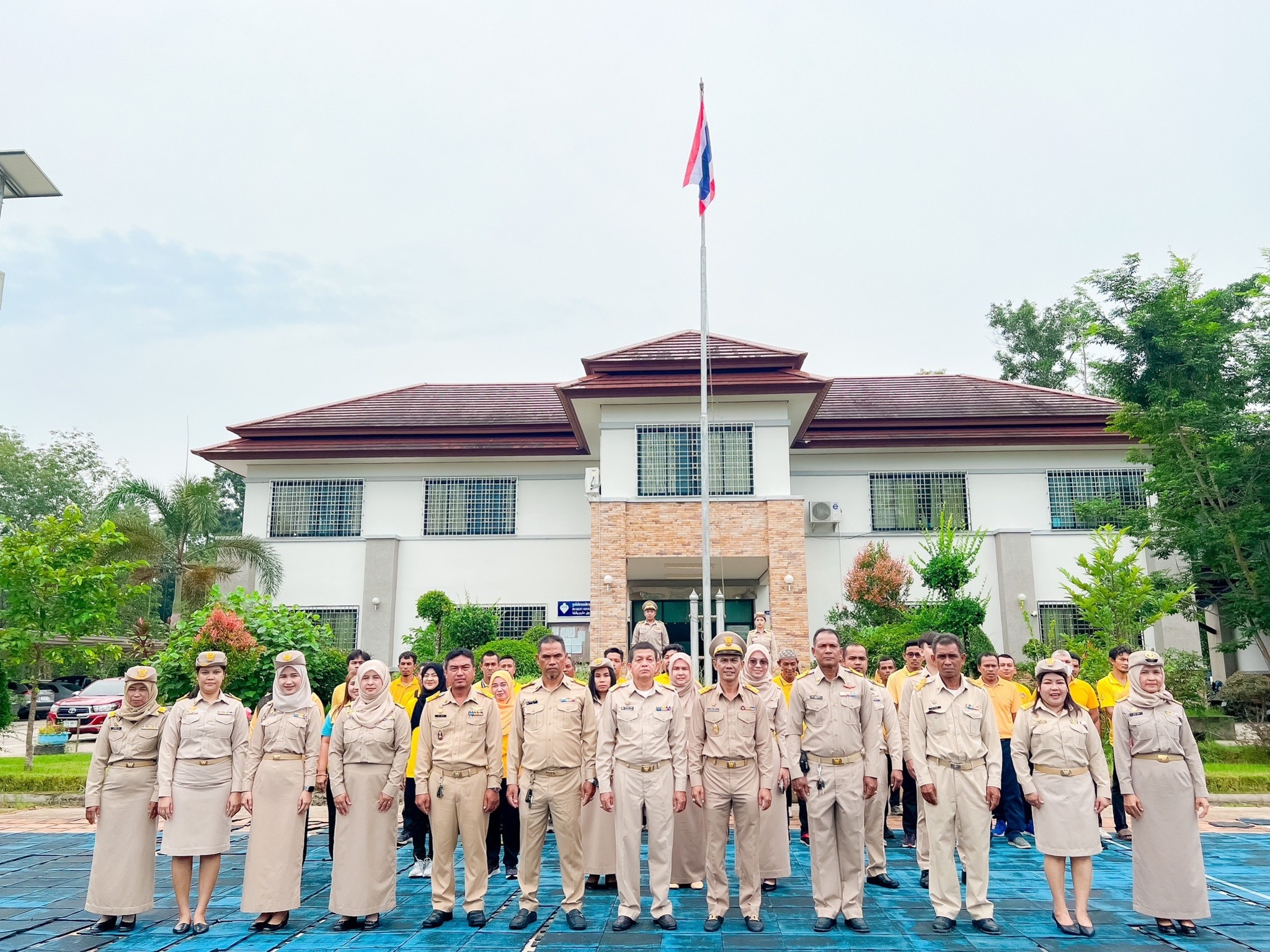 เมื่อวันที่ 28 กันยายน 2566 เวลา08.30 น. องค์การบริหารส่วนตำบลบางปอ จัดกิจกรรมเคารพธงชาติ และร้องเพลงชาติ เนื่องในวันพระราชทานธงชาติไทย โดยมีนายมือแร เจ๊ะนิ นายกองค์การบริหารส่วนตำบลบางปอ พร้อมด้วยคณะผู้บริหาร ข้าราชการ พนักงานจ้าง และพนักงานเหมาจ้าง องค