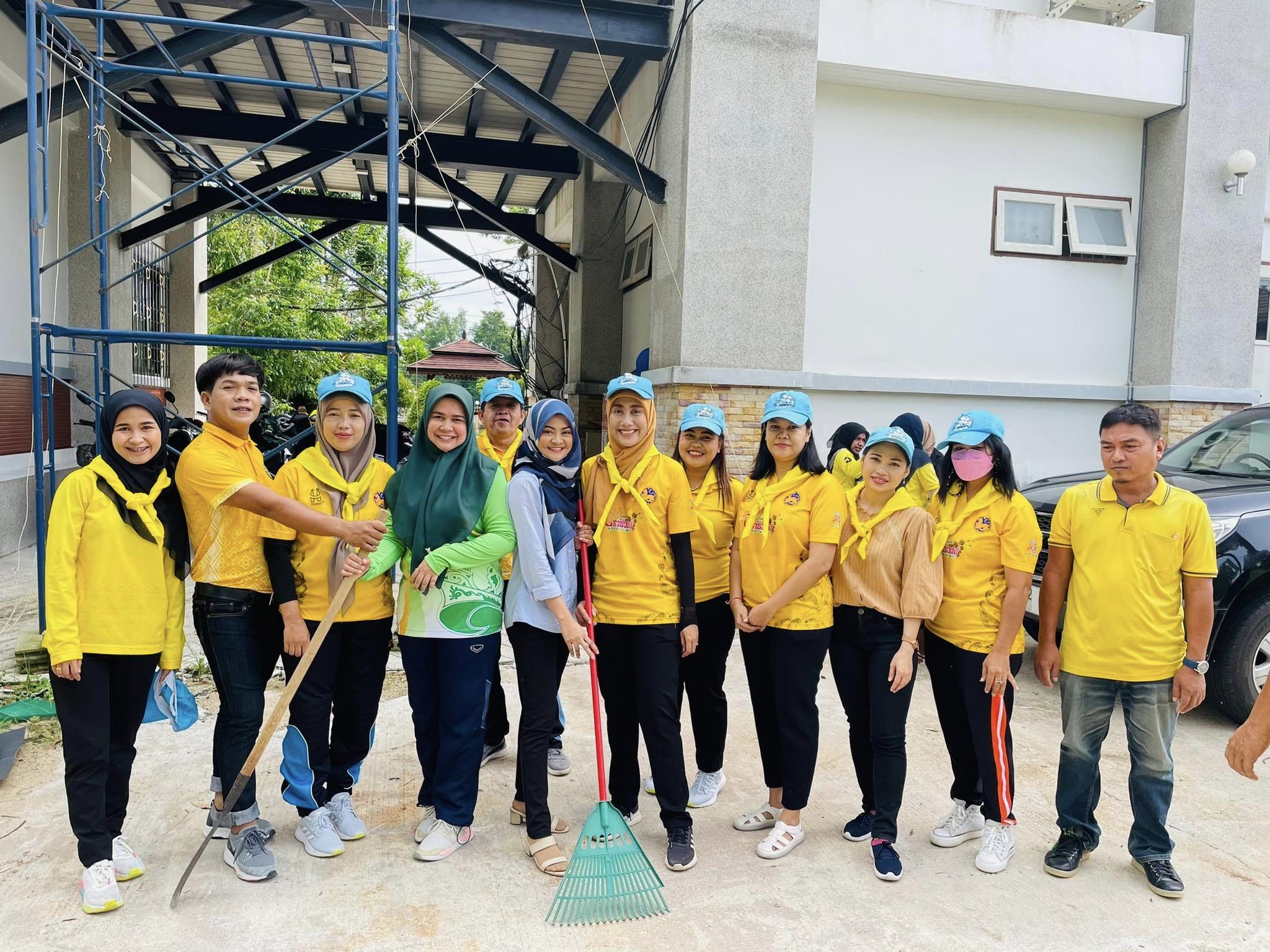 วันศุกร์ที่ 14 กรกฎาคม 2566 เวลา 09.00น. องค์การบริหารส่วนตำบลบางปอ ได้ดำเนินการกิจกรรม \"big cleaning day\" ภายในสำนักงาน ทำความสะอาดบริเวณรอบๆสำนักงาน เพื่อป้องกันการระบาดของโรคไข้เลือดออกแก่ เจ้าหน้าที่ขององค์กรและประชาชนผู้มาติดต่อราชการ มิให้เส