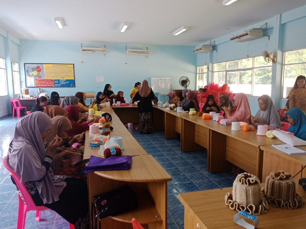 องค์การบริหารส่วนตำบลบางปอ ร่วมกับ กลุมสตรีตำบลบางปอ จัดโครงการฝึกอบรมอาชีพต่างๆในพื้นที่ ประจำปีงบประมาณ 2562 (กิจกรรมฝึกอบรมทำกล่องใส่กระดาษทิษชูถักไหมพรม)