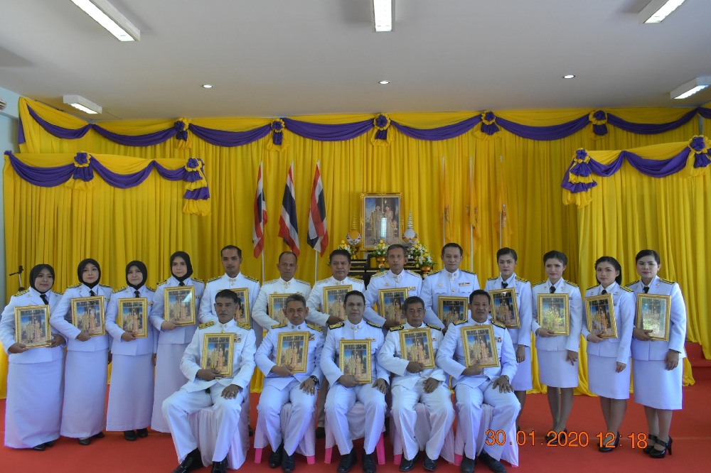 องค์การบริหารส่วนตำบลบางปอ ได้ประกอบพิธีรับพระราชทานพระบรมฉายาลักษณ์ พระบาทสมเด็จพระเจ้าอยู่หัว และสมเด็จพระนางเจ้าฯ พระบรมราชินี เนื่องในโอกาสมหามงคลพระราชพิธีบรมราชาภิเษก พุทธศักราช 2562 ให้แก่หัวหน้าส่วนราชการ /สมาชิกสภา อบต./พนักงานส่วนตำบล