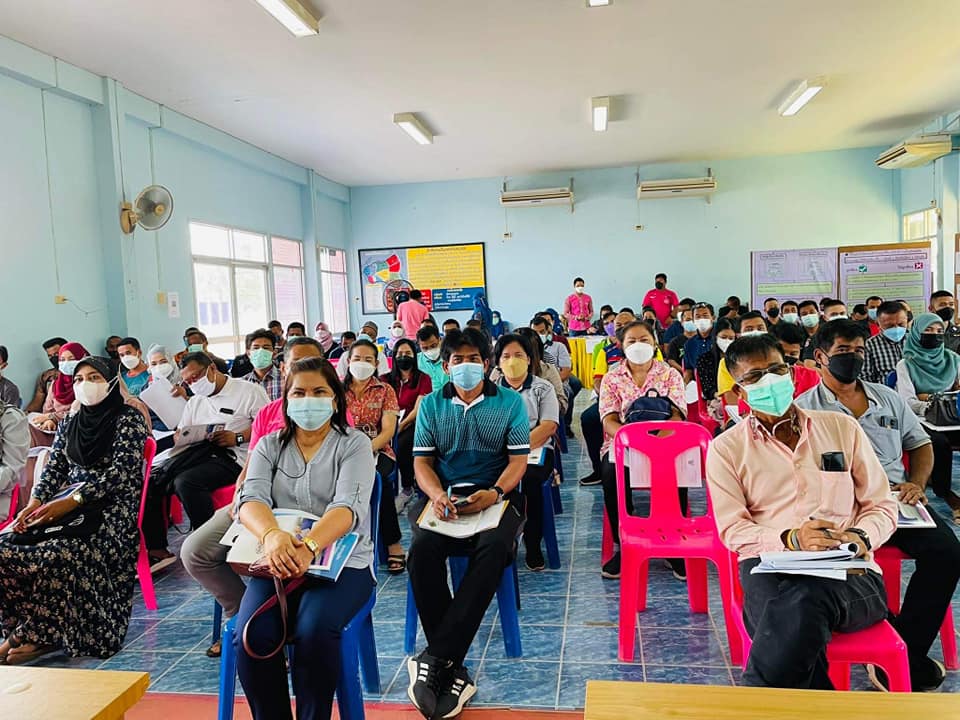 วันที่ 23 พฤศจิกายน 2564 เวลา 08.30 น. องค์การบริหารส่วนตำบลบางปอ ได้จัดการอบรมให้ความรู้คณะกรรมการประจำหน่วยเลือกตั้ง เจ้าหน้าที่รักษาความปลอดภัยประจำที่เลือกตั้ง และเจ้าหน้าที่ฝ่ายคัดกรอง(อสม) ภายใต้ “โครงการจัดการเลือกตั้งสมาชิกสภาองค์การบริหารส่วน